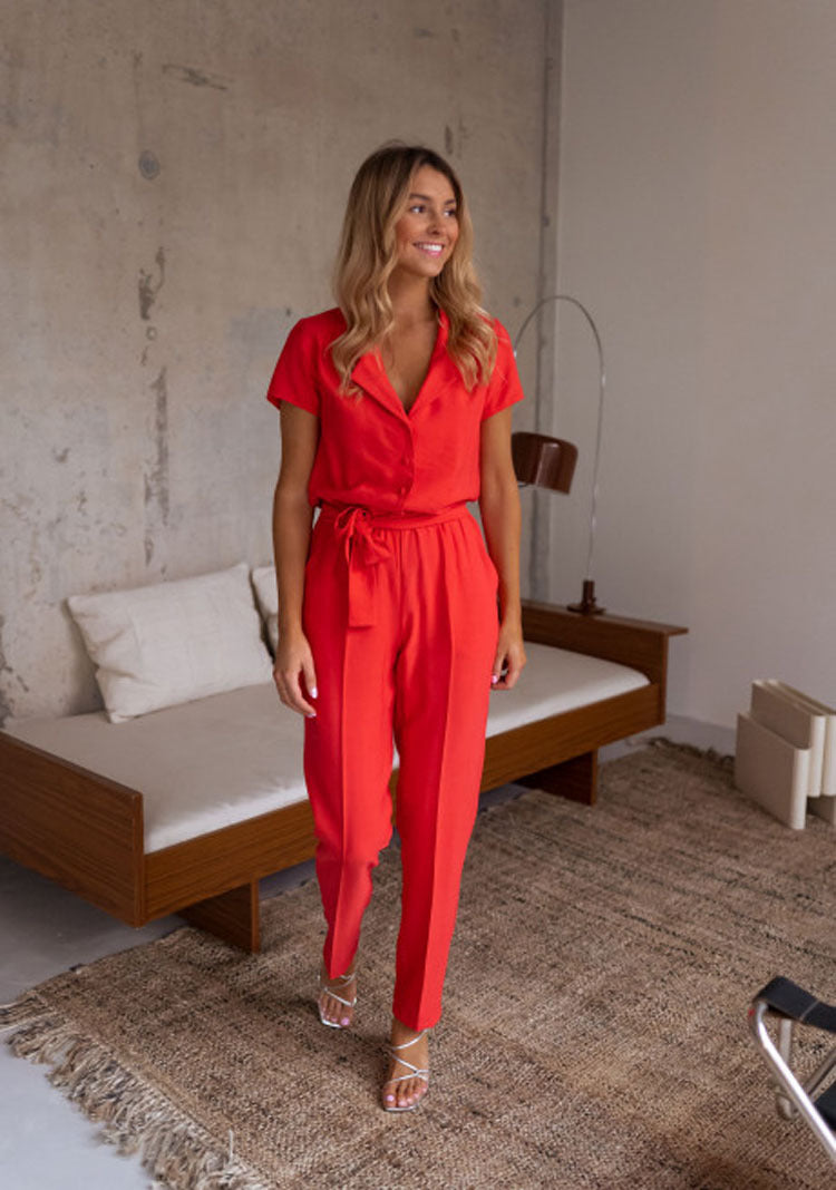 Pulse94 - Eleganter Jumpsuit mit lockere Hose und Gürtel
